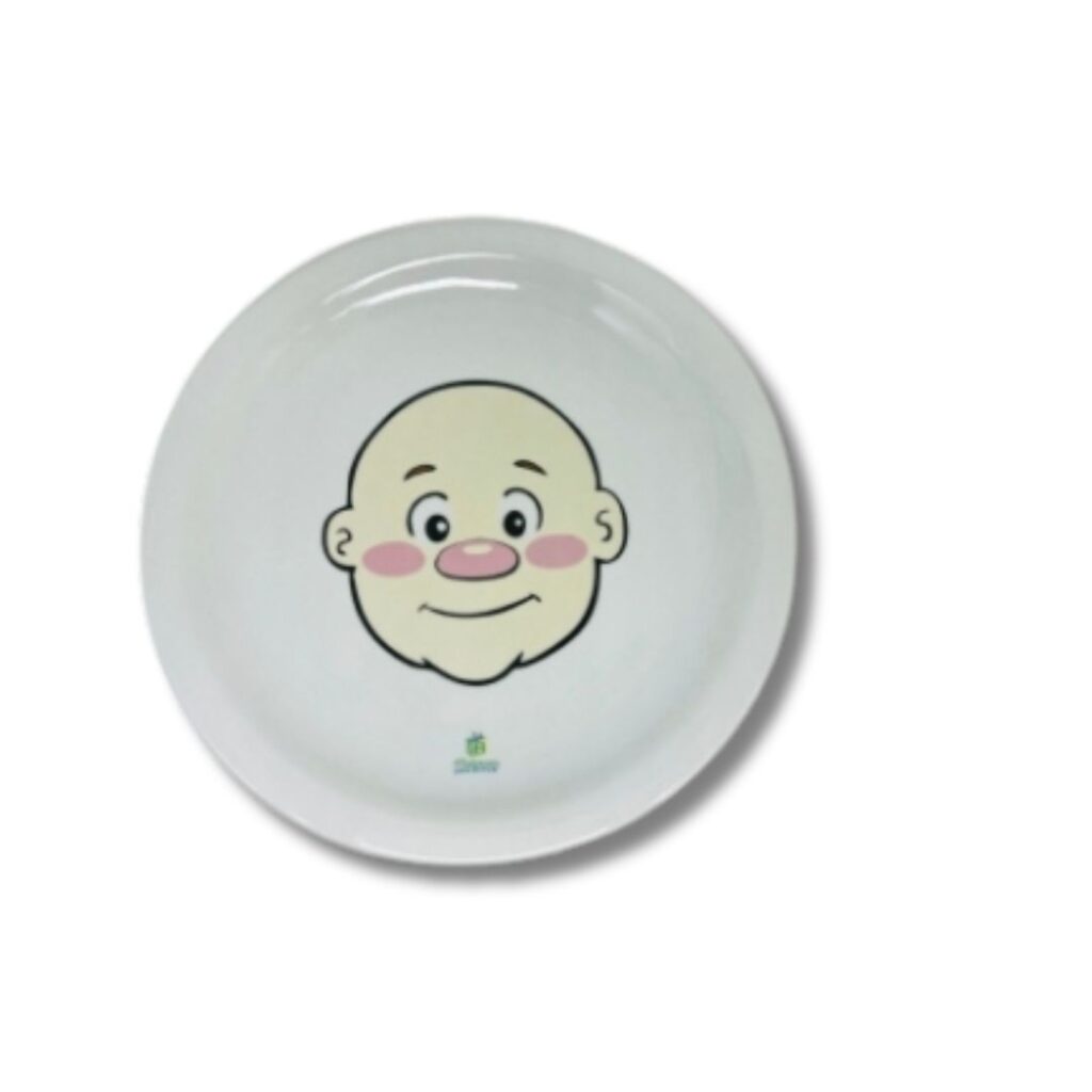 Prato de cerâmica branco, quadrado, com um desenho de um rosto de menino sorrindo, decorado com brócolis como cabelo e outros alimentos para formar um rosto divertido.