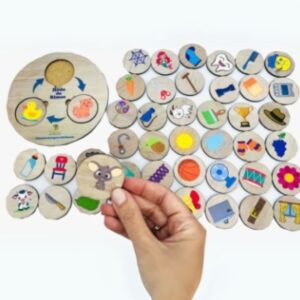 Jogo Roda de Rimas para crianças, com 15 trios de peças de MDF em forma de roda, mostrando imagens que rimam como "bola" e "cola".