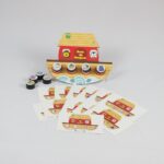 Brinquedo Arca de Rosquear da Materiais Para Brincar, mostrando uma arca em MDF com tampas de bichinhos sendo rosqueadas em suas bases.