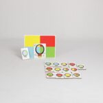 Jogo Balão Colorido da Materiais para Brincar, mostrando uma placa de madeira com um balão vazado posicionado sobre uma superfície colorida, formando uma combinação de cores.