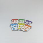 Balde de Cores da Materiais para Brincar, mostrando 6 baldes coloridos e figuras magnéticas de animais e objetos.