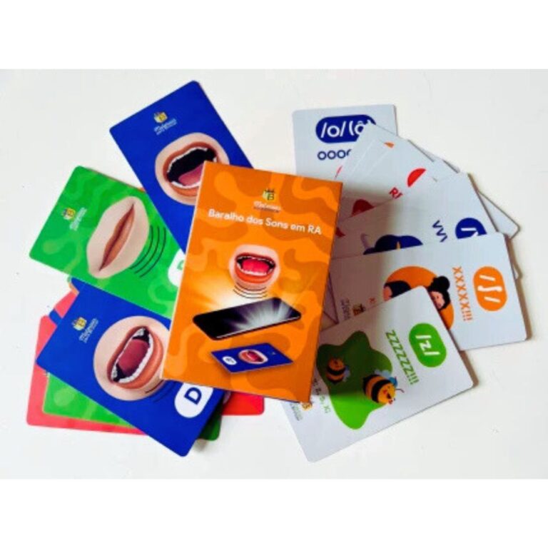 Baralho dos Sons em Realidade Aumentada da Materiais para Brincar, mostrando uma das cartas com a ilustração de uma boca e um celular ao lado, exibindo o efeito de realidade aumentada.
