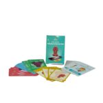 Baralho Miofuncional em Realidade Aumentada, com uma carta mostrando um modelo 3D de um músculo da face, e um celular ao lado exibindo a aplicação.