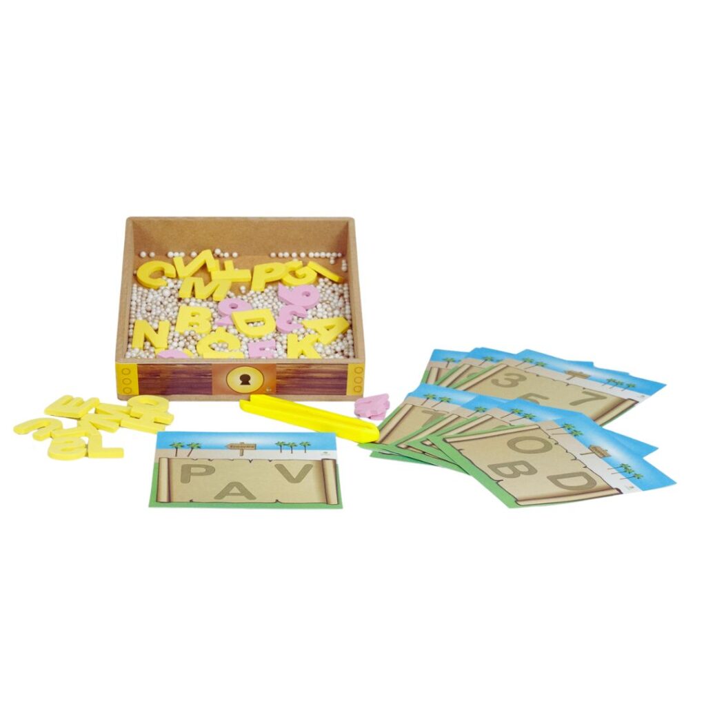 Jogo Baú do Tesouro da Materiais para Brincar, mostrando um baú de madeira aberto com pérolas douradas e peças de letras e números. Uma pinça está sendo usada para pegar uma das peças.