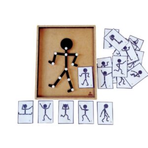 Boneco Articulado da Materiais para Brincar, mostrando um boneco de madeira em uma pose específica, com uma carta de pose correspondente ao lado.