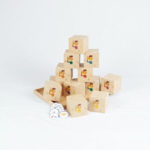 Kit Brincar de Escutar da Materiais para Brincar, mostrando uma bandeja com 12 caixinhas de madeira, com uma criança usando uma das caixinhas para ouvir o som.