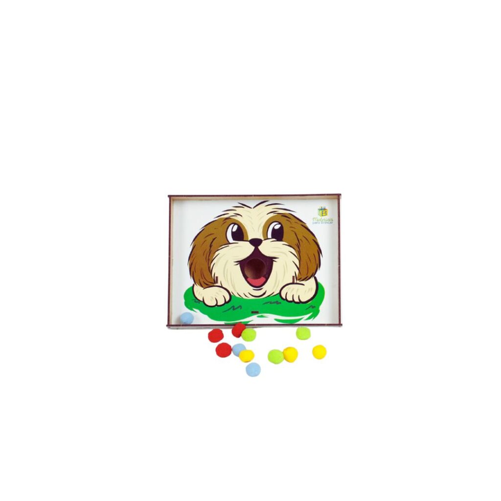 Brinquedo Cachorrinho Papa Pompons da Materiais para Brincar, mostrando uma caixa de madeira com desenho de cachorro e pompons coloridos.