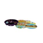 Jogo Cada Coisa no Seu Lugar da Materiais Para Brincar, mostrando os cenários de madeira, como uma fazenda e uma cozinha, com as peças correspondentes já classificadas neles.