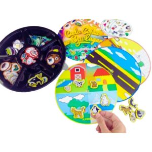 Jogo Cada Coisa no Seu Lugar da Materiais Para Brincar, mostrando os cenários de madeira, como uma fazenda e uma cozinha, com as peças correspondentes já classificadas neles.