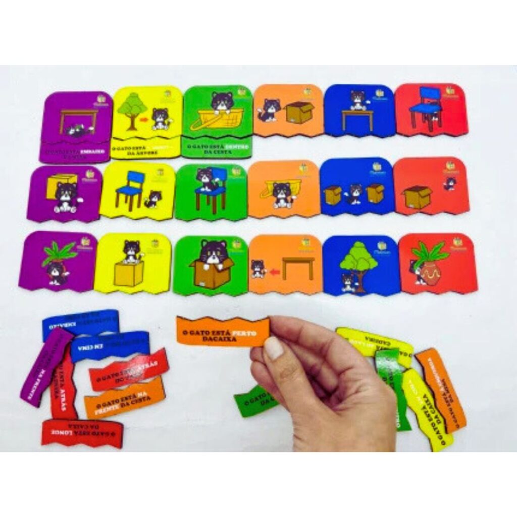 Jogo Cadê o Gatinho? da Materiais para Brincar, com um quebra-cabeça de MDF mostrando um gatinho dentro de uma caixa e a frase "o gatinho está dentro da caixa".