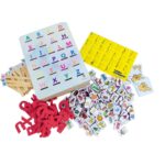Kit Caixa Alfabeto da Materiais para Brincar, mostrando uma caixa de MDF aberta com diversos materiais de alfabetização, incluindo fichas com figuras, alfabetos em EVA e palitos.