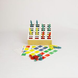 Kit Caixa de Pregadores Bola da Materiais Para Brincar, mostrando uma caixa em MDF com pregadores coloridos e uma cartela de sequências. Uma mão está usando um dos pregadores.