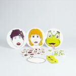 Kit Caras e Bocas da Materiais para Brincar, mostrando um rosto impresso com uma das bocas de EVA acoplada, e um balão de fala com uma palavra escrita, mostrando como o jogo funciona.