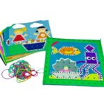 Kit Centro de Atividades Placa de Pinos da Materiais Para Brincar, mostrando uma placa de pinos de plástico com elásticos coloridos esticados formando um quadrado.