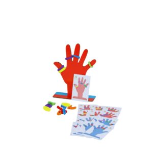 Jogo Coloque Elásticos da Materiais para Brincar, mostrando uma mão em MDF com elásticos coloridos em volta dos dedos, seguindo um padrão de uma carta modelo.
