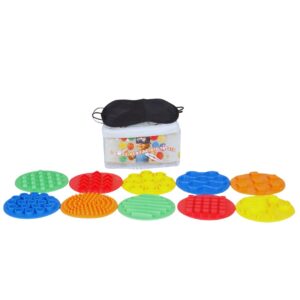 Kit de 10 discos sensoriais táteis coloridos sobre um fundo claro. Discos têm texturas variadas e estão organizados em duas fileiras, junto a um tapa-olho preto.