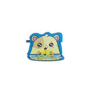 Kit Enrola Macarrão da Materiais Para Brincar, mostrando um suporte de MDF com desenho de porco e lã sendo enrolada ao seu redor.