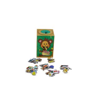 Jogo Fala Certo da Materiais Para Brincar, mostrando uma caixa de madeira com um macaco desenhado. Uma mão de criança está pegando uma ficha magnética da caixa, e bananas estão dispostas ao lado para mostrar a mecânica do jogo.