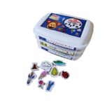 Kit de Fichas Magnéticas Fonemas Fricativos da Materiais Para Brincar, mostrando as 60 figuras magnéticas em uma superfície metálica, agrupadas por fonema. As ilustrações são claras para cada som, como "faca" para o fonema F.