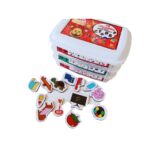 Kit de Fichas Magnéticas Fonemas Plosivos da Materiais Para Brincar, mostrando as 60 figuras magnéticas em uma superfície metálica, agrupadas por fonema. As ilustrações são claras para cada som, como "bola" para o fonema B.