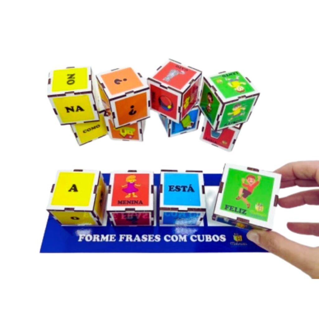 Kit Forme Frases com Cubos da Materiais para Brincar, mostrando cubos de madeira de cores diferentes formando uma frase.