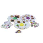 Kit Juntando Ideias da Materiais Para Brincar, mostrando as 6 caixas de cenário em madeira com algumas das 121 peças de MDF já encaixadas, organizadas por cores e formas.