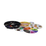 Kit Juntando Ideias da Materiais Para Brincar, mostrando as 6 caixas de cenário em madeira com algumas das 121 peças de MDF já encaixadas, organizadas por cores e formas.