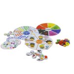 Kit Juntando Ideias da Materiais Para Brincar, mostrando as 6 caixas de cenário em madeira com algumas das 121 peças de MDF já encaixadas, organizadas por cores e formas.