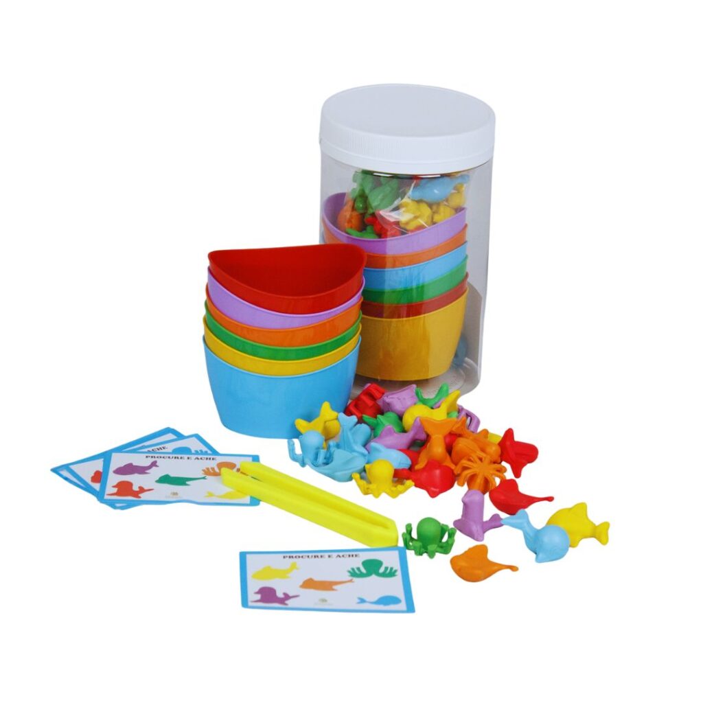 Kit Montessori Fundo do Mar da Materiais para Brincar, com potes coloridos, pinça e miniaturas de animais marinhos.