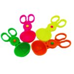 Kit com 4 tesouras neon da Materiais Para Brincar. Uma tesoura amarela está sendo usada para pegar uma bolinha de pompom colorida de uma tigela e colocá-la em outra.