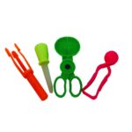 Kit Coordenação Motora Fina Neon da Materiais Para Brincar, mostrando uma pinça bola, uma pinça de 3 pontas, uma tesoura de transferência e um super conta-gotas, todos em cores neon. As ferramentas estão dispostas em uma superfície, com alguns pompons coloridos ao lado.