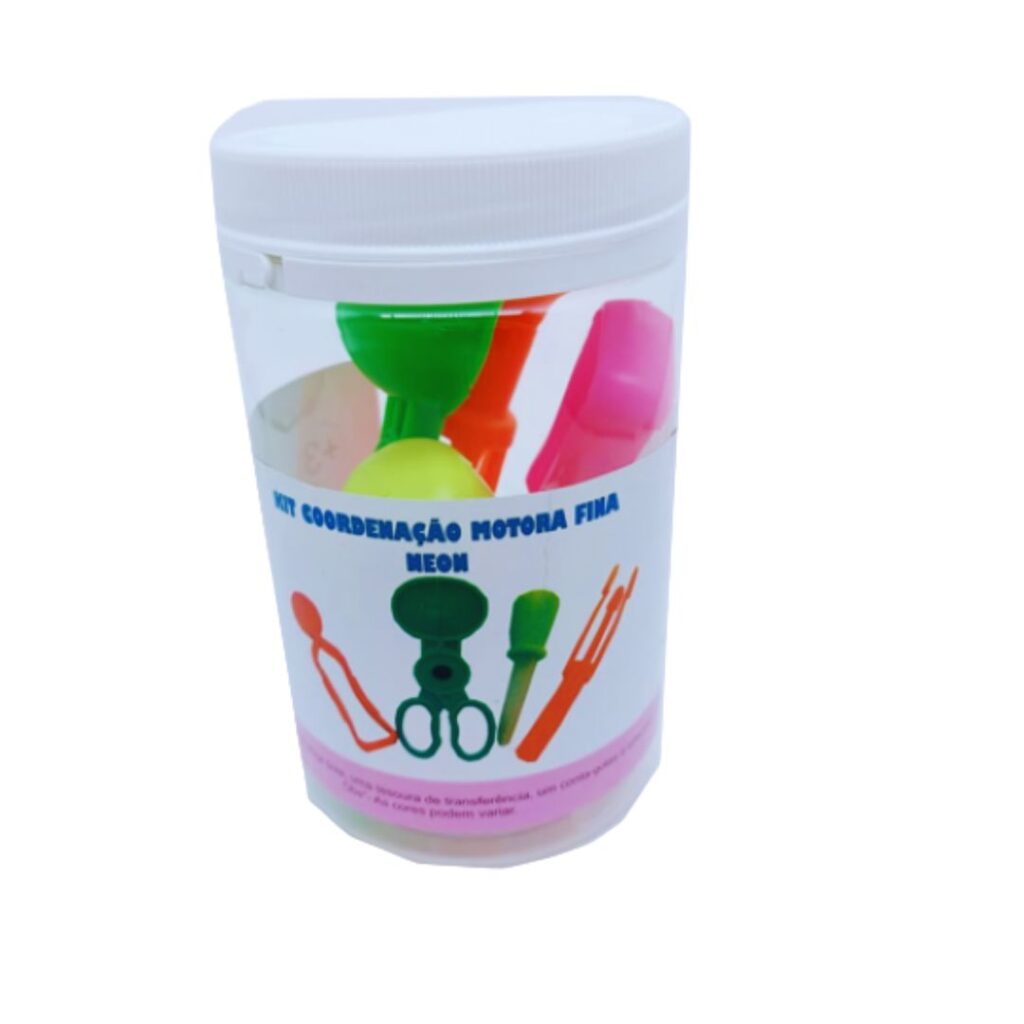 Kit Coordenação Motora Fina Neon da Materiais Para Brincar, mostrando uma pinça bola, uma pinça de 3 pontas, uma tesoura de transferência e um super conta-gotas, todos em cores neon. As ferramentas estão dispostas em uma superfície, com alguns pompons coloridos ao lado.