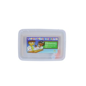 Laboratório das Cores da Materiais Para Brincar, mostrando um suporte de madeira com tubos de ensaio preenchidos com líquidos coloridos. Os frascos dos corantes primários e um conta-gotas gigante estão ao lado.