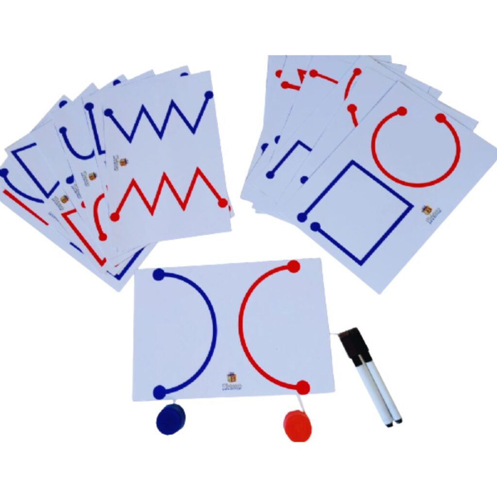 Kit Lado Esquerdo e Direito ao Mesmo Tempo da Materiais Para Brincar, mostrando uma das fichas plastificadas. Duas mãos, uma em cada lado, estão usando as canetas para traçar as linhas ao mesmo tempo. As demais fichas e acessórios estão em segundo plano.