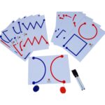 Kit Lado Esquerdo e Direito ao Mesmo Tempo da Materiais Para Brincar, mostrando uma das fichas plastificadas. Duas mãos, uma em cada lado, estão usando as canetas para traçar as linhas ao mesmo tempo. As demais fichas e acessórios estão em segundo plano.