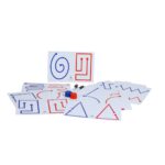 Kit Lado Esquerdo e Direito ao Mesmo Tempo da Materiais Para Brincar, mostrando uma das fichas plastificadas. Duas mãos, uma em cada lado, estão usando as canetas para traçar as linhas ao mesmo tempo. As demais fichas e acessórios estão em segundo plano.