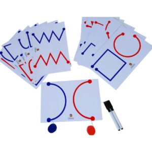 Kit Lado Esquerdo e Direito ao Mesmo Tempo da Materiais Para Brincar, mostrando uma das fichas plastificadas. Duas mãos, uma em cada lado, estão usando as canetas para traçar as linhas ao mesmo tempo. As demais fichas e acessórios estão em segundo plano.