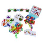 Kit Lig Lig da Materiais Para Brincar. Super clips coloridos estão presos em uma das cartas de atividade, formando uma sequência de cores. Os demais clips e cartas estão em segundo plano.