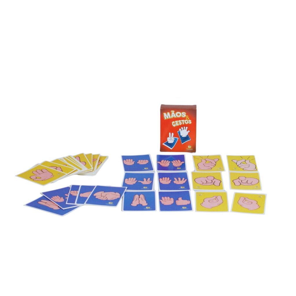 Jogo Mãos e Gestos da Materiais para Brincar, mostrando uma mão de criança reproduzindo um gesto de uma das cartinhas.