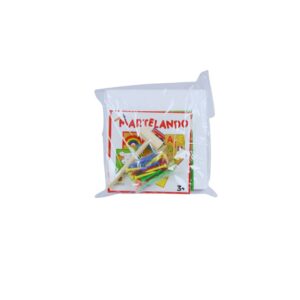 O jogo Martelando da Materiais Para Brincar, mostrando uma mão de criança usando um martelo de madeira para inserir um preguinho colorido em uma das fichas perfuradas, que está sobre uma placa de isopor.