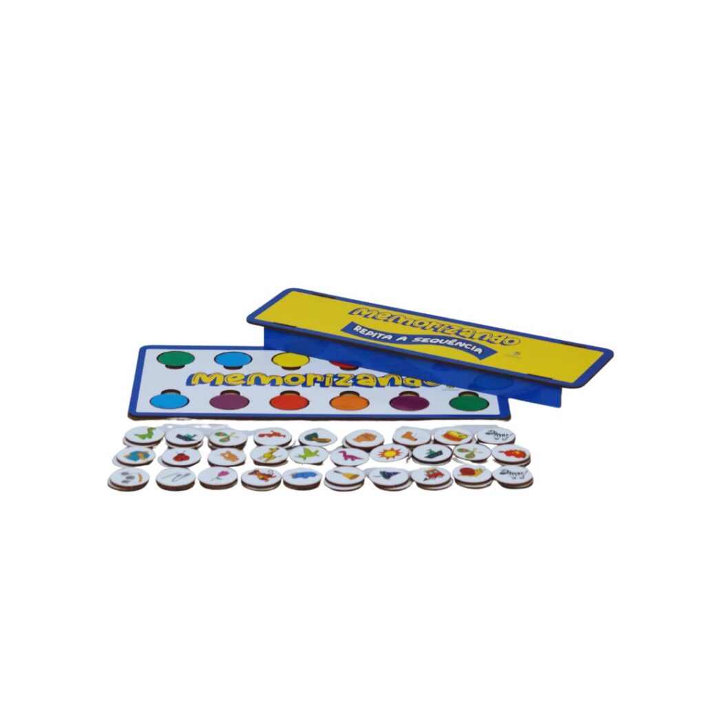 Jogo Memorizando da Materiais para Brincar, mostrando uma placa em MDF com uma sequência de fichas coloridas e temáticas.