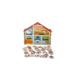 Brinquedo Minha Casa da Materiais para Brincar, mostrando uma casinha em MDF com fichas de móveis e pessoas sendo encaixadas.