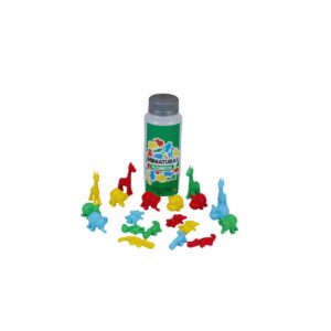 Kit Miniaturas Floresta da Materiais Para Brincar, mostrando o pote verde com algumas das miniaturas de animais espalhadas ao redor. As miniaturas, em cores vibrantes, estão organizadas por tipo ou cor, como um grupo de elefantes azuis.