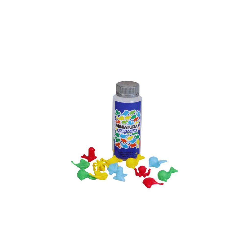 Kit Miniaturas Fundo do Mar da Materiais Para Brincar, mostrando o pote azul com algumas das miniaturas de animais marinhos espalhadas ao redor. As miniaturas, em cores vibrantes, estão organizadas por tipo ou cor.