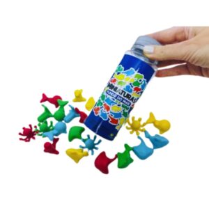 Kit Miniaturas Fundo do Mar da Materiais Para Brincar, mostrando o pote azul com algumas das miniaturas de animais marinhos espalhadas ao redor. As miniaturas, em cores vibrantes, estão organizadas por tipo ou cor.