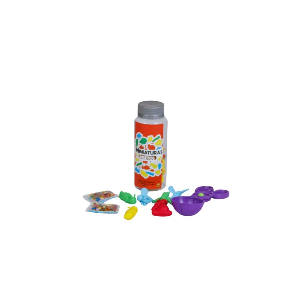 Kit Miniaturas Insetos da Materiais Para Brincar, mostrando o pote vermelho com algumas das miniaturas de insetos espalhadas ao redor. As miniaturas, em cores vibrantes, estão organizadas por tipo ou cor, como um grupo de formigas azuis.