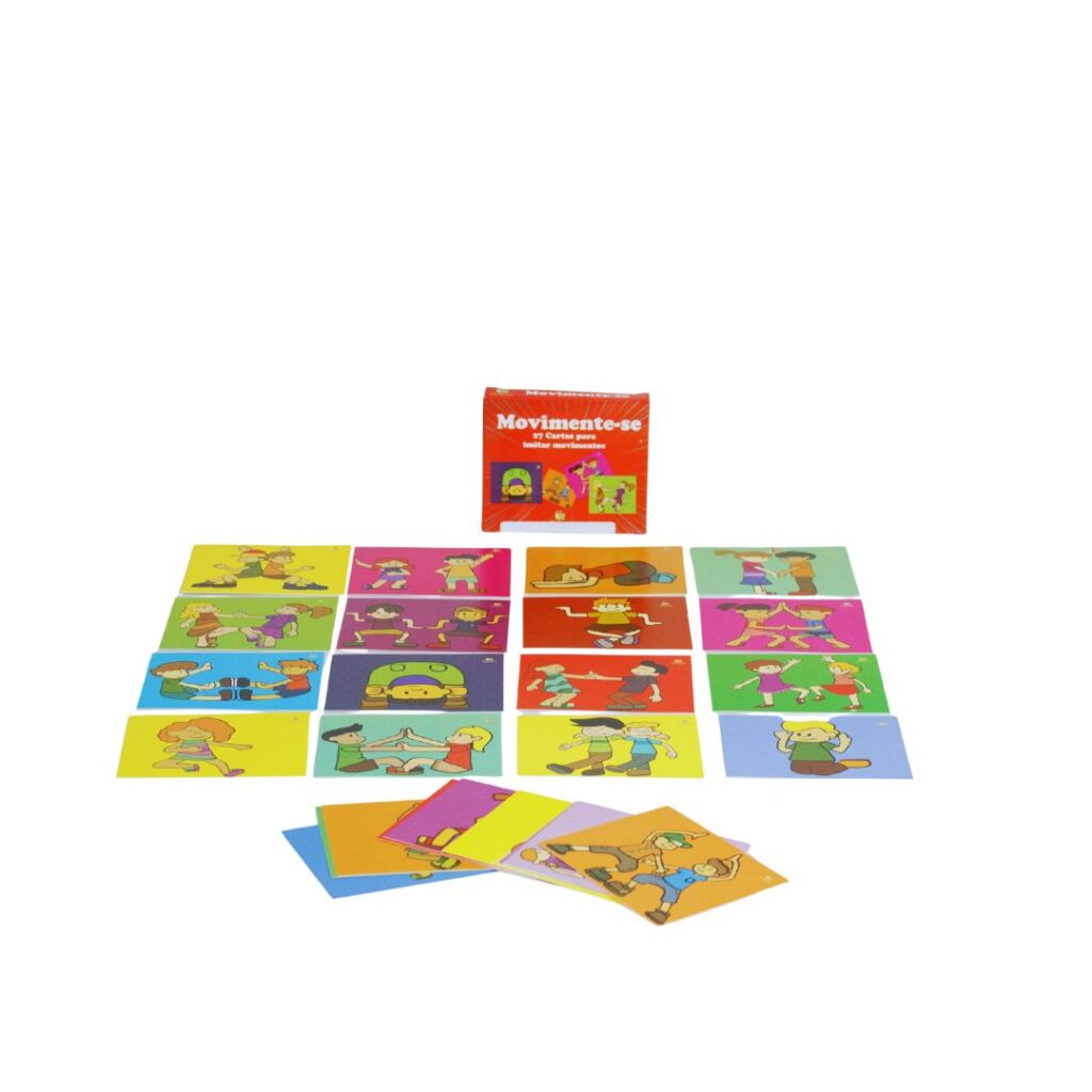 O jogo Movimente-se da Materiais Para Brincar, mostrando duas crianças (ou um adulto e uma criança) jogando. Uma das crianças está segurando uma das cartas, que mostra um desenho de movimento, e a outra criança está imitando a pose. As cartas no chão e o jogo em ação ilustram a diversão do produto.