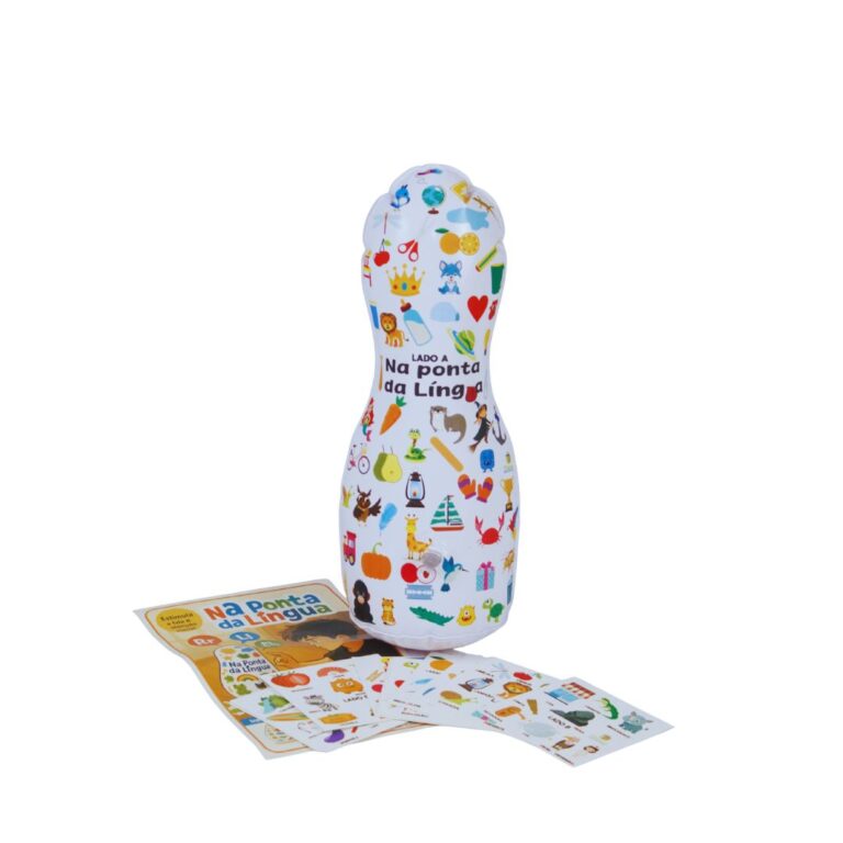 O jogo Na Ponta da Língua da Materiais Para Brincar. Uma mão de criança está dando um peteleco no João Bobo inflável. Uma das fichas do jogo, com a imagem de uma "lata", está visível ao lado.