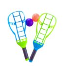 Jogo Pega Bolinha da Materiais para Brincar, mostrando duas pessoas (um adulto e uma criança) brincando em uma área externa, com um lançando a bolinha e o outro se preparando para pegá-la.