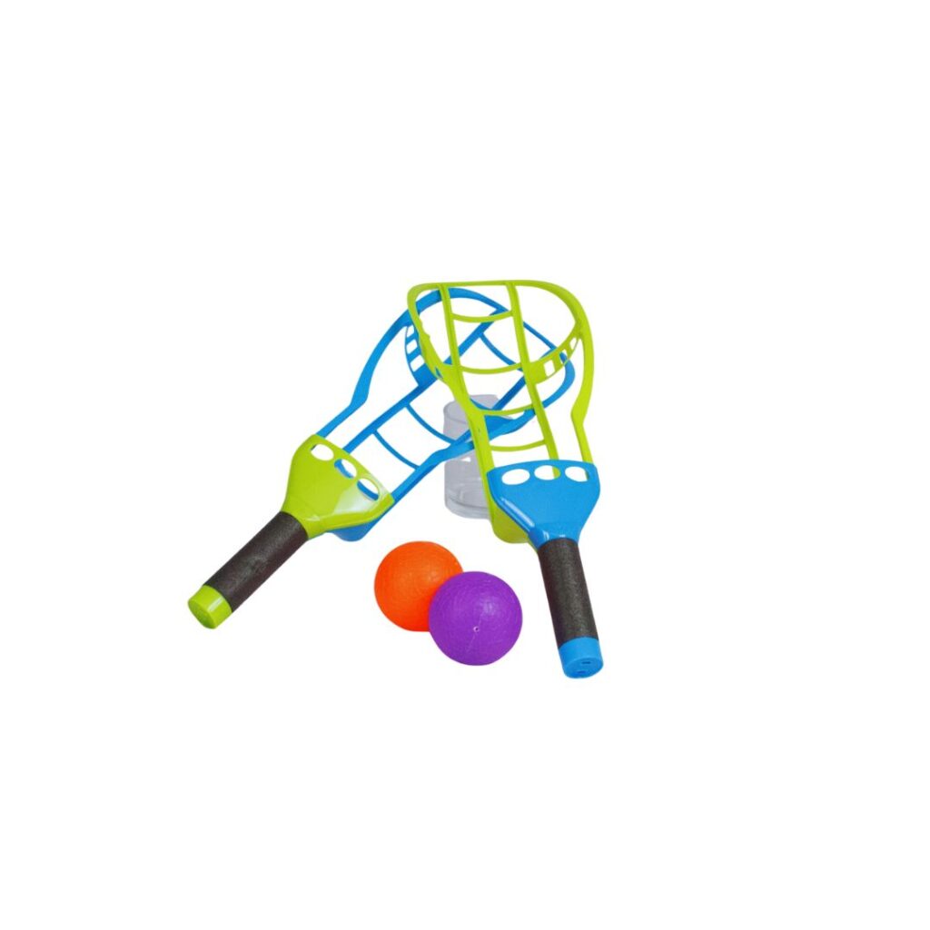 Jogo Pega Bolinha da Materiais para Brincar, mostrando duas pessoas (um adulto e uma criança) brincando em uma área externa, com um lançando a bolinha e o outro se preparando para pegá-la.